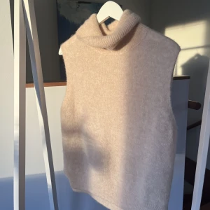 Väst - Säljer denna söta stickade väst från Bikbok! Västen är oanvänd och säljer då den aldrig kommit till användning! Storlek S och säljer för 100kr, betalning sker via Swish!💛