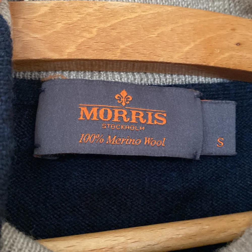 Marinblå Morris half zip 100% merinoull! Nypris 1799kr Använd 2-3 gånger inga defekter! Finns det nån fråga är det bara att skriva Storlek S . Tröjor & Koftor.