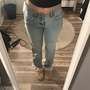 Ljusblåa Zara jeans   - Straight jeans från Zara. Jag är ungefär 168cm och dom sitter bra på mig i längden! 