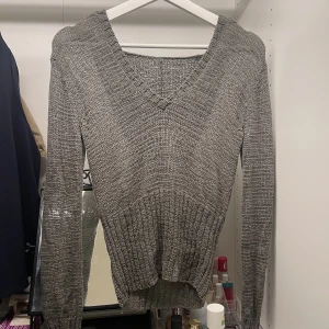 Grön stickad hoodie  - Oliv grön stickad hoodie från h&m, står inte storlek men sitter som S