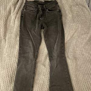 Säljer dessa lågmidjade bootcut jeans från gina i storlek 34!🖤