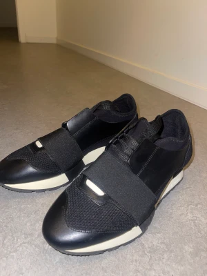 Balenciaga Race  runners  - Väldigt fräscha och fina sneakers, knappt använda! Inga skador, box medföljer!