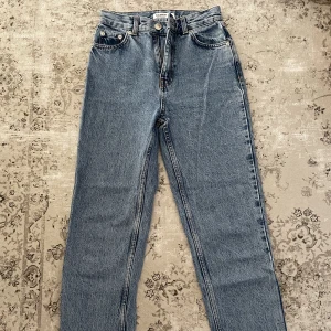 Mom jeans  - Mom jeans, blåa hög midja,  ganska tajta, använt ett par gånger 