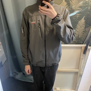 Peak performance Jacka - Hej säljer en gammal Peak performance jacka. Jackan har tappat lite färg på 2 dragkjedjor men annars felfritt, jackan är XXL men passar L.