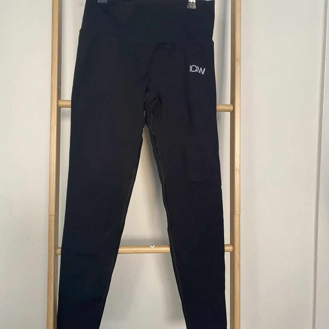 ICIW svarta tights m ”scrunch” strl small