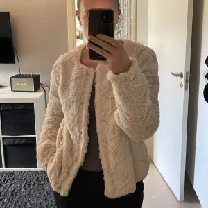 Pälsjacka - Supermysig krämvit pälsjacka från Vero Moda i storlek S. Knappt använd