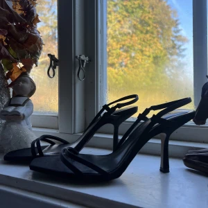 Klackskor  - Klackskor från zara med öppen tå, storlek 37. Säljes för att dom inte kommer till användning (endast testade). 🩷