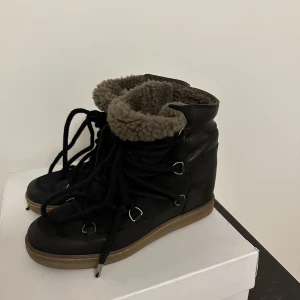 Isabel Marant vinterskor - Fina vinterskor från Isabel Marant i modellen Nowles. Väldigt bra skick. Skokartong och röda skosnören medföljer. Nypris 6850kr.💕💕
