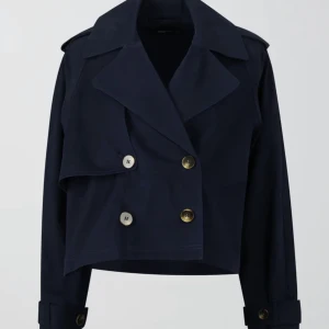 Gina Tricot - Tunn marinblå kappa som endast används en gång! Jätteskönt och bekvämt material som kan stylas på flera olika sätt.  Storlek XXS men sitter som en S/M