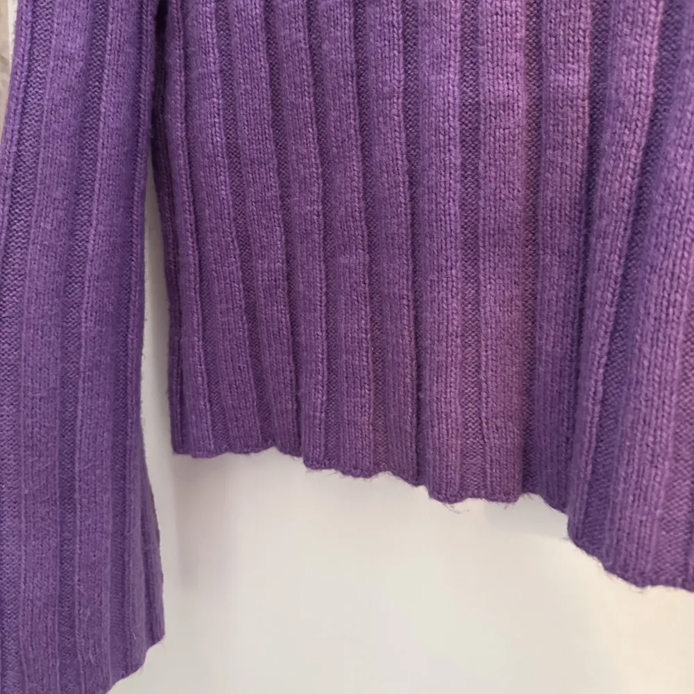 stickad tröja från ginatricot, i en super fin lila farg, använd en gång, storlek L.. Hoodies.