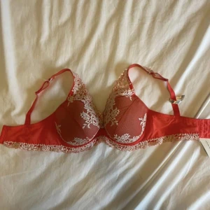 Bh intimissmi  - Helt ny bh från intimissmi. storlek 75D Passade tyvärr ej och hann ej retura. Lite dålig färg på denna bild, men det är deras klassiska röda.  125kr plus frakt 54kr spårbart
