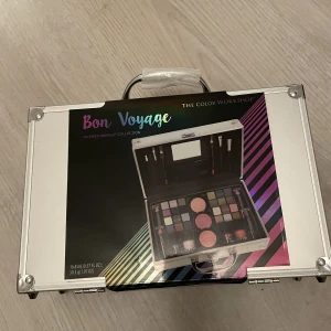 Smink box  - Säljer denna jätte fina smink boxen som innehåller en blandning av ögonskuggor, rouge, läppstift nagellack och borstar. Perfekt som en present eller julklapp❤️Helt ny!