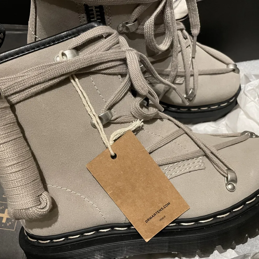 Helt nya med tags och extra skosnören (samma färg som de på redan). Stl EU 38. Var limiterat samarbete med Rick Owens och säljs väldigt dyrt på StockX, GOAT, KLEKT mfl, så passa på att få ditt exemplar billigare här. Finns få ex i världen! Säljes för nypris!. Kengät.