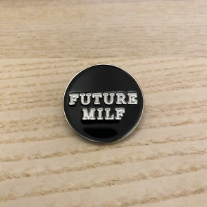 Badge - Super het Y2k badge  Frakten tillkommer på 15kr  (skriv privat, klicka INTE på köp)