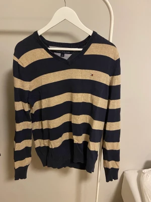 skön tröja från tommy hilfiger - snygg och skön tröja, använd men i bra skick