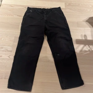 Carharrt work pants - Ett par carharrt work pants. 8/10 skick. Hål vid vänster knä (sista bilden) väl använda. Storlek 36x32