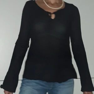 Topp - Säljer denna jättefina svarta blus. Knytning fram i storlek s🩷