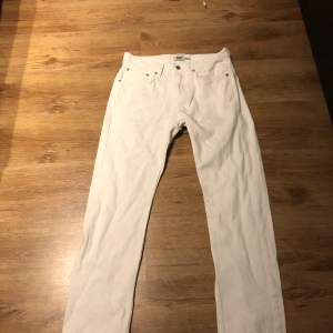 Vita jeans från lager157 säljs för 200, helt nya andvänt de 1-2 gånger. Och i storlek 29 bredd, och längd 32.