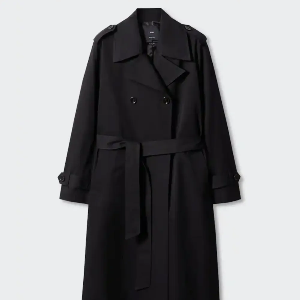 Svart trenchcoat från mango storlek 36. Nypris 1199 kr helt oanvänd. Jackor.