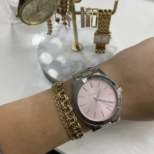 Michael kors klocka - Helt oanvänd Michael kors klocka! Ser helt ny ut💓 Aldrig använd då jag inte använder silver 
