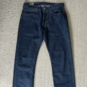 Levis 501 jeans  - Säljer dessa pågrund av att de är för stora! Använda 1 gång, skick 10/10! Nypris: 1099kr! Om du har några frågor är det bara att skriva till mig😄