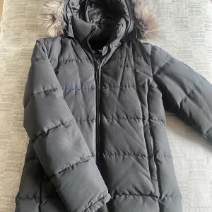 Svea Alicia new jacket  - Varm Svea Alicia New Jacket som tänkte säljas. Köptes för ungefär ett år sen och är i mycket bra skick. (den ser lite missfärgad ut på bilden men den är inte det! Skriv till mig privat så jag kan skicka mer bilder på jackan)