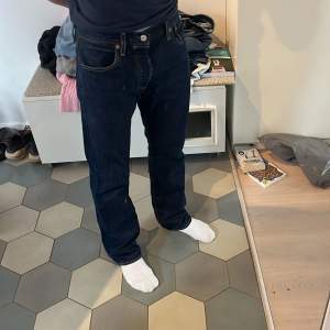 Säljer nu ett par riktigt efterfrågade Levis 501 Jeans. Färgen är lite mörkare blå då perfekt nu till hösten/vintern. Skick 9/10 bara använt de två gånger, ny pris 1399. Skriv om ni har några frågor eller vill ha fler bilder🖤💙💫