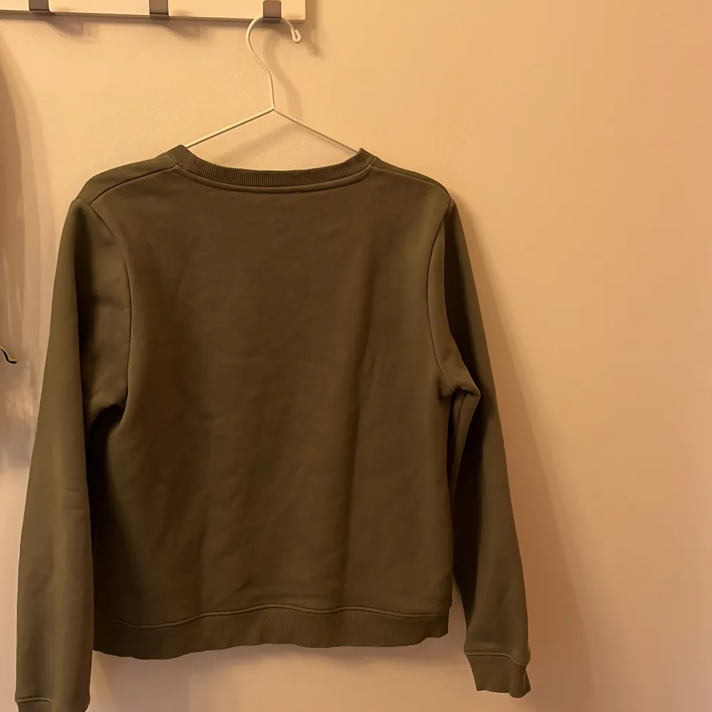 Säljer denna militärgröna sweatshirt från Scalpers i strl S. Säljer då den inte kommer till användning. Perfekt nu till hösten💕💕💕Dm för fler bilder eller frågor . Hoodies.