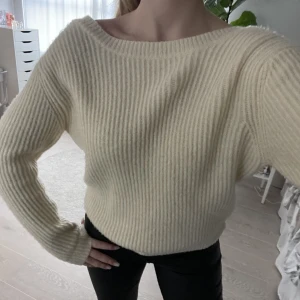 Stickad tröja med öppen rygg - Superfinnnn stickad tröja med v-ringad rygg❤️❤️I storleks Xss men passar mer s/m