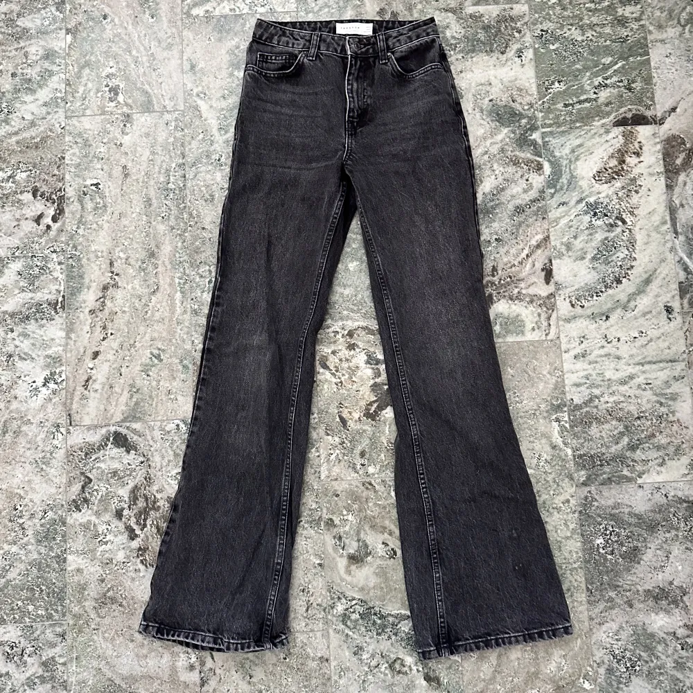 Mörkgrå jeans med bootcut i mycket fint skick🖤. Jeans & Byxor.