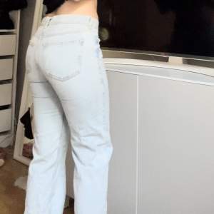 Säljer dessa lågmidjade jeans från Gina tricot i storlek 36. Modellen är straight. Använd fåtal gånger ❤️