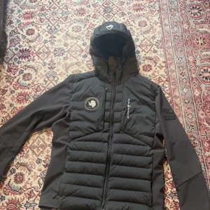 Sail racing jacka  - Säljer denna då jag har fått en ny, har knappt använt den har inte en fläck eller något hål.. bekväm vinter jacka 