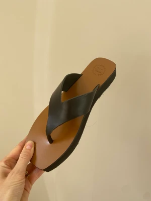 ATP Atelier sandaler (oanvända) - Ett par flip-flopsandaler med plattformsula på 3 cm från ATP Atelier i storlek 40. Tillverkade i Italien.   Aldrig använda. Var små för mig som har storlek 41 egentligen.  Originalförpackning och dustbag ingår.  Ordinarie pris 3000 kr Pris: 1200 kr 