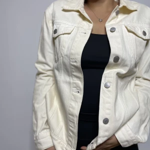 Off white denim jacka -  denim jacka i creme/off white färg