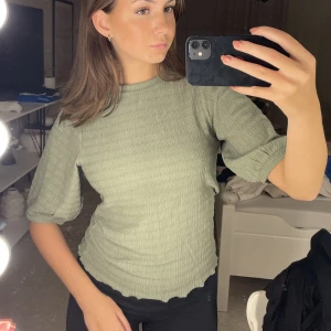 Grön blus från Vero Moda  - En jätte gullig grön blus från Vero moda