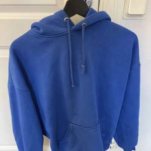 Intressekonflikt på min jätte fina blå hoodie från bik bok som inte säljs längre! Ny skick💙 storlek xs men är väldigt stor och mysig