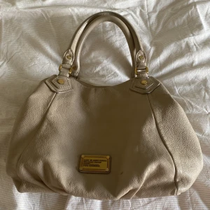 Marc by Marc Jacobs väska - 💕LÄS MIN BIO OCKSÅ💕 Säljer min riktiga Marc Jacobs väska, fint skick och varsamt använd original pris 7000 kr säljer min för 1000+ frakt 💕 kan diskutera priset dock ❤️kontakta mig via intresse 