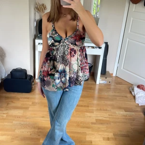 topp - jättegullig köänning som jag klippt om till en topp🌺