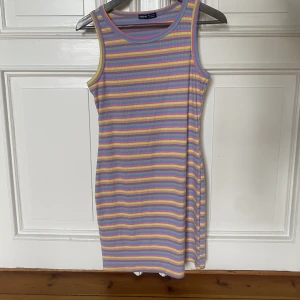 Klänning  - En färgglad klänning 