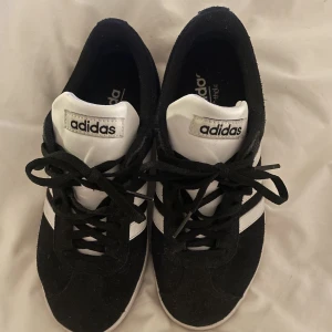 adidasskor i mockaimitation - använt max 5 gånger. strlk 37&1/3. såså fina, sköna och användbara men liiite för små på mej. köpte för ca 550. säljer för 275 + ev. fraktkostnad