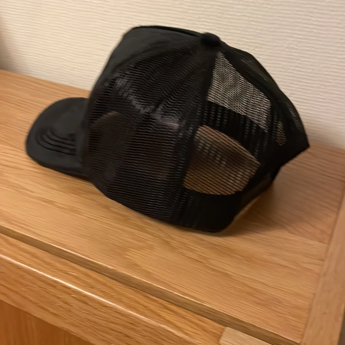 Helt oanvänd keps med velvet material. - 91