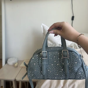 Väska!! - As snygg väska från Zara med diamanter i jeans tyg!! Endast använde fåtal gånger!!
