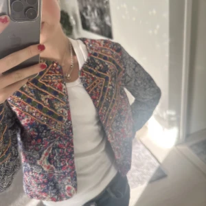 Only jacka/kofta  - Säljer denna jättecoola och unika kofta/jacka från only då den inte kommer till användning längre 