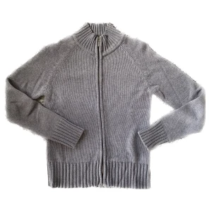 Grå stickad zip-up kofta - Jätte fin stickad zip-up kofta. Strlk S. 45cm mellan armhålorna och 58cm längd (dragkedjan)