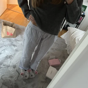 Pyamasbyxor randiga❤️ - Jättefina och helt oanvända! Är st M men funkar lika bra som S! 