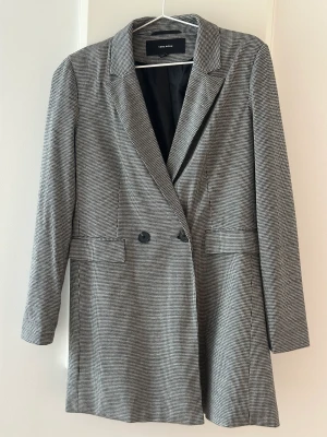 Balzer - Något längre blazer, svart vitt mönster. Aldrig använt