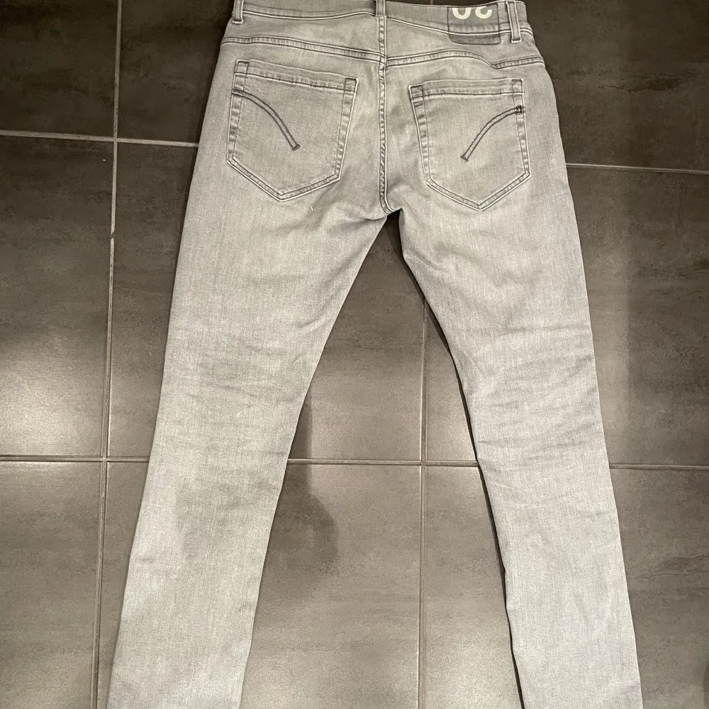 Säljer mina dondup jeans i modell george. Använda max 5 gånger 10/10 skick! Storlek 30. Nypris: 2599kr. Jeans & Byxor.