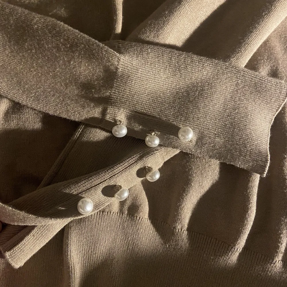En utmärkt skön och len finstickad tröja för vintern, med eleganta pärlor vid handleden i storlek small💖 köpte in den från Vero Moda för ett tag sen och haft på den en endaste gång och den är i toppskick!  Ordinarie pris:400kr Säljer den billigare! . Tröjor & Koftor.