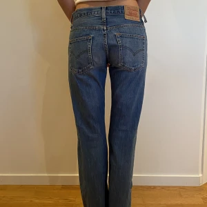 Levis jeans - Levis 516, 30/34. Byxhällan är sönder på ena sidan men går nog att laga om man är villig🥰 Hon som bär byxorna är 180 och bär vanligtvis 36 i längd och i andra jeans 36/38. Möta gärna upp i Stockholmsområdet💓💓