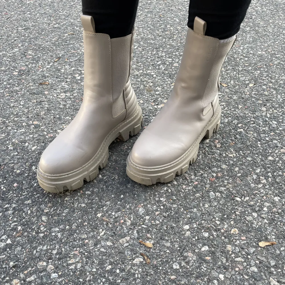 Super snygga boots/kängor som tyvärr inte kommer till användning. Färgen är beige men skiftar mellan gul beige/grå beige i olika ljus, funkar för höst och vinter . Skor.